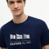 T-shirt Hilfiger con logo multi-bandiera T-shirt Hilfiger con logo multi-bandiera