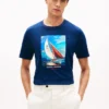 T-shirt Hilfiger con stampa fotografica a tema velico T-shirt Hilfiger con stampa fotografica a tema velico