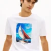 T-shirt Hilfiger con stampa fotografica a tema velico T-shirt Hilfiger con stampa fotografica a tema velico