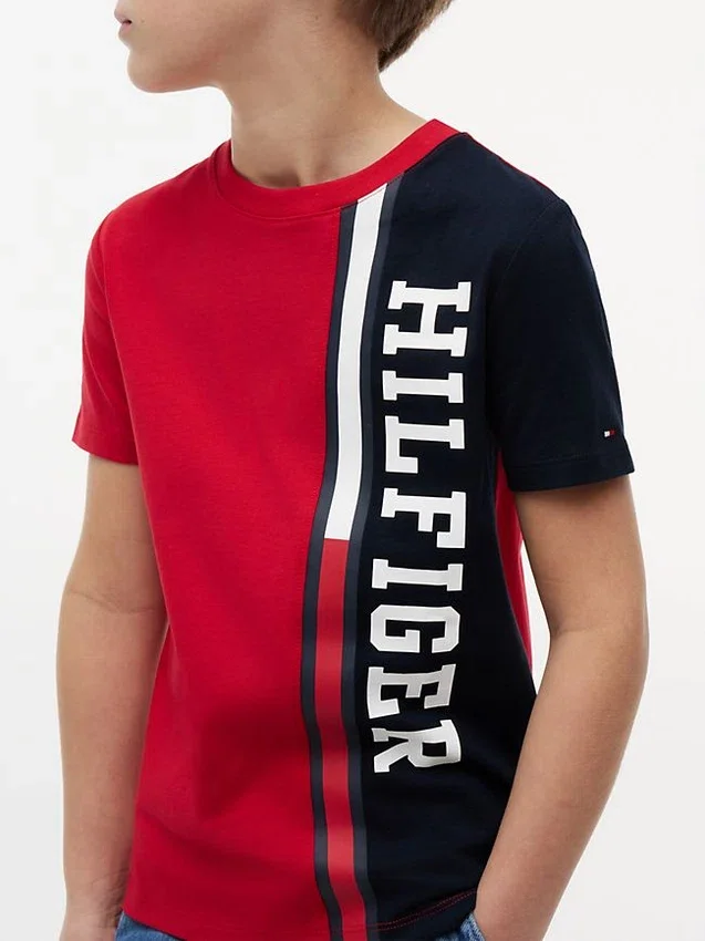 T-shirt per bambini con logo a blocchi di colore verticali T-shirt per bambini con logo a blocchi di colore verticali