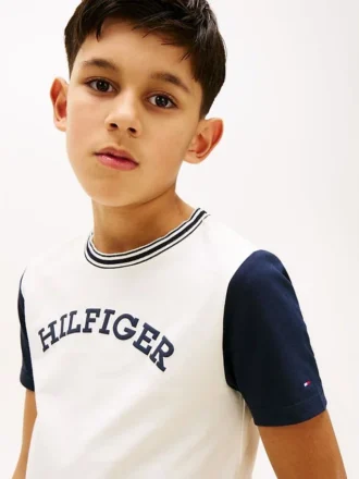 T-shirt per bambini con logo monotipo a blocchi di colore