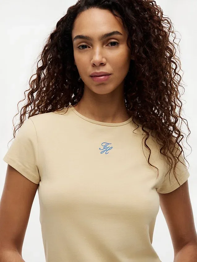 T-shirt slim fit con monogramma in stile calligrafico T-shirt slim fit con monogramma in stile calligrafico