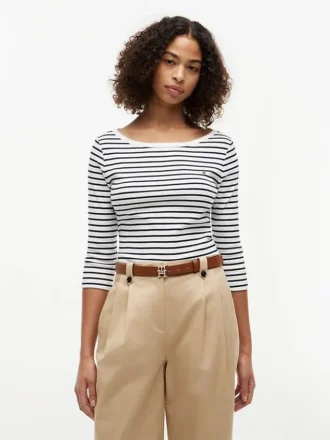T-shirt slim fit con scollo a barchetta