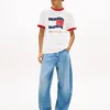 T-shirt Tommy Jeans con bordo a righe e bandiera ondulata