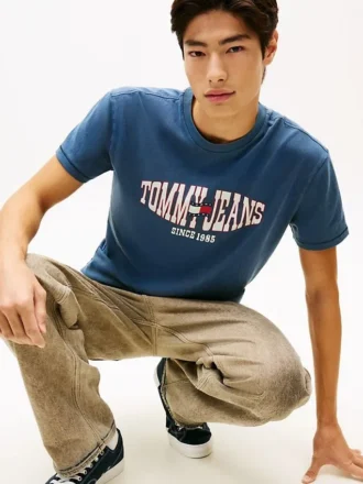 T-shirt Tommy Jeans con logo bandiera ondulata