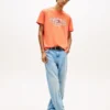 T-shirt Tommy Jeans con logo bandiera ondulata T-shirt Tommy Jeans con logo bandiera ondulata