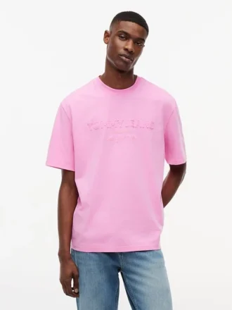 T-shirt Tommy Jeans con logo effetto consumato