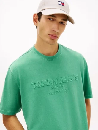 T-shirt Tommy Jeans con logo effetto consumato T-shirt Tommy Jeans con logo effetto consumato