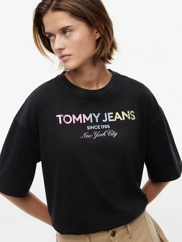T-shirt Tommy Jeans con logo in cristallo T-shirt Tommy Jeans con logo in cristallo